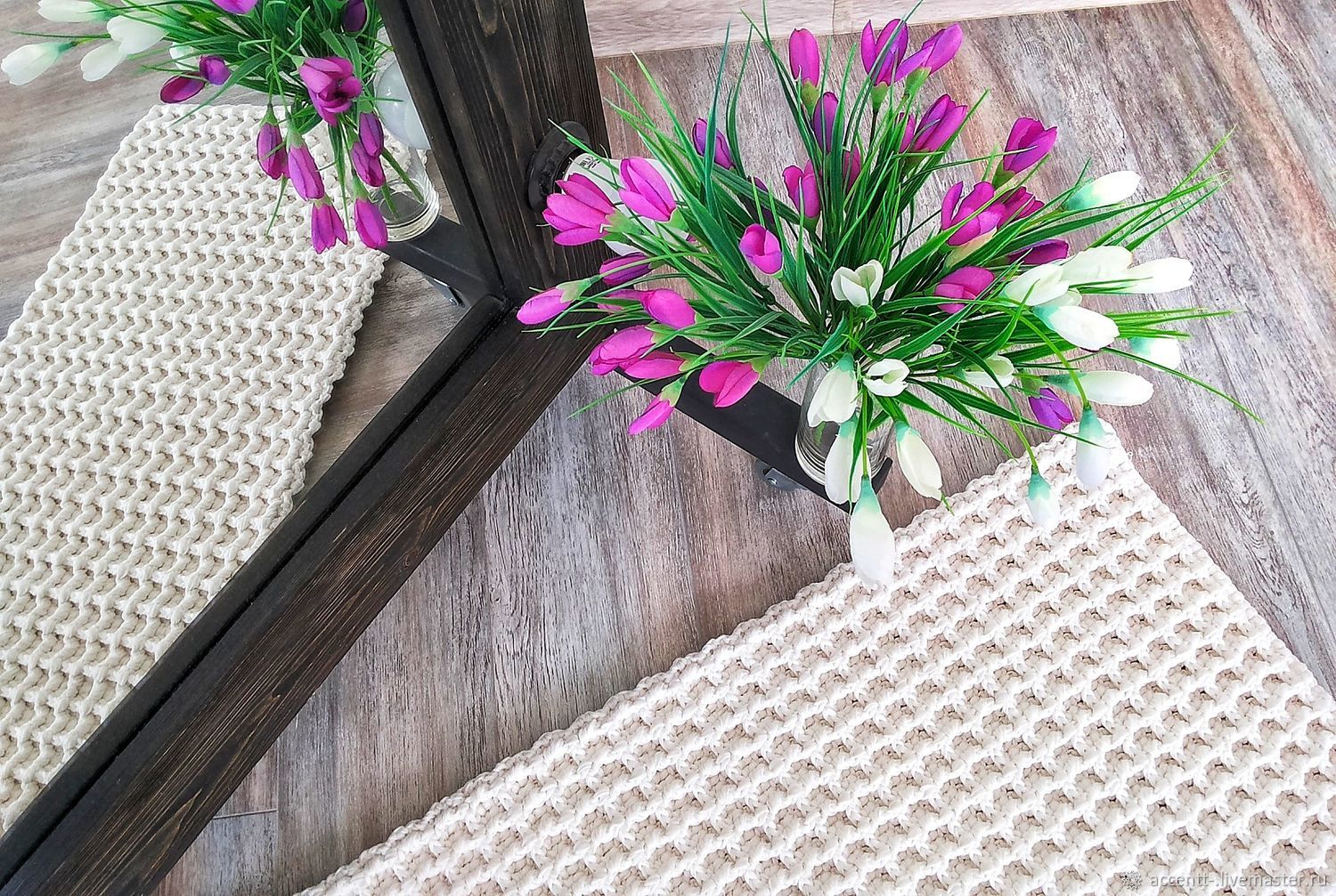 Цветы и коврик для ванной